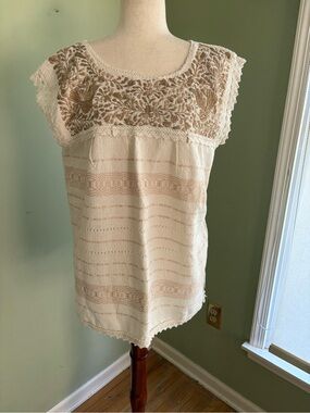 Nativa embroidered woven top. Gold/off white. Lace edging. Fits M/L. Lovely